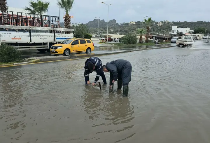 Bodrum'da sağanak; cadde ve sokaklar göle döndü, araçlar yolda kaldı (3)