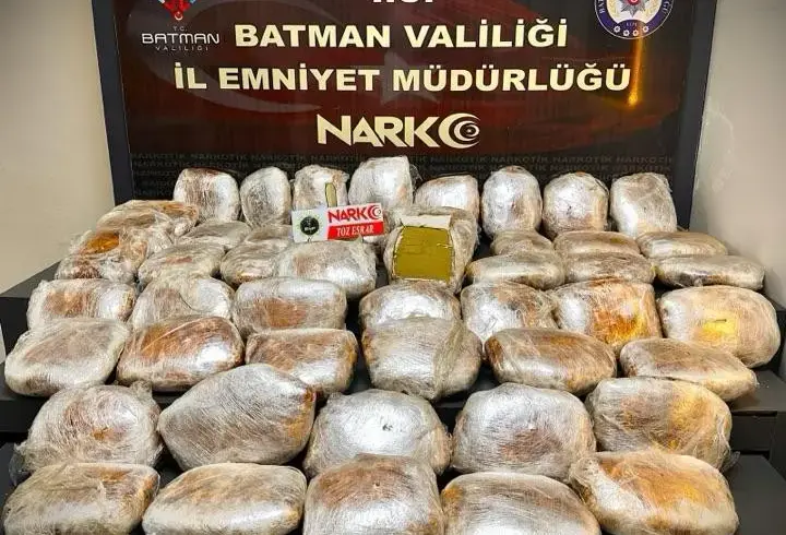 Otomobildeki 56 kilo 750 gram esrarı 'Hector' buldu: 3 tutuklama