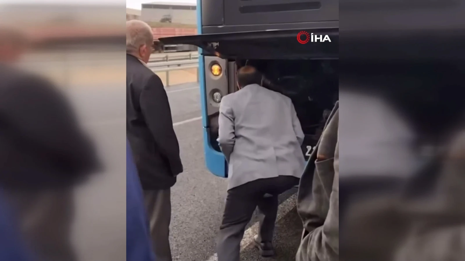 Diyarbakır'da ilginç anlar: Motor bölümündeki yangına görülmemiş müdahale çabası