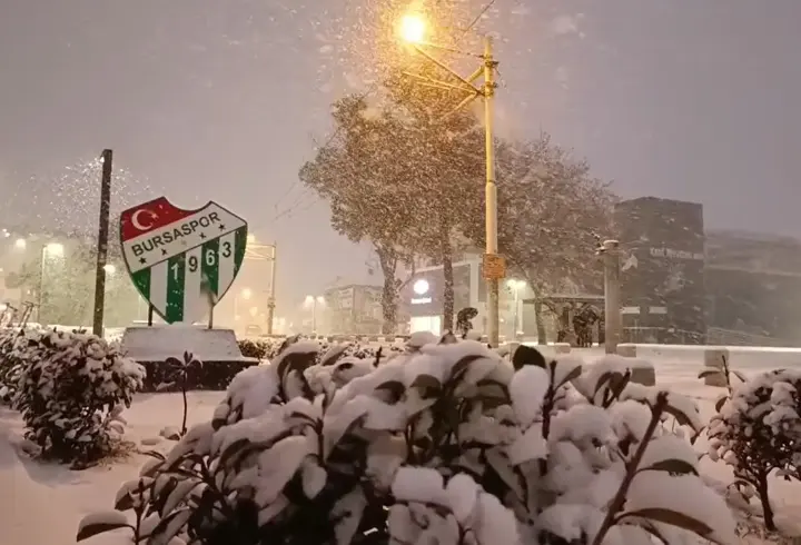 Bursa’da kar yağışı; kent merkezi beyaza büründü