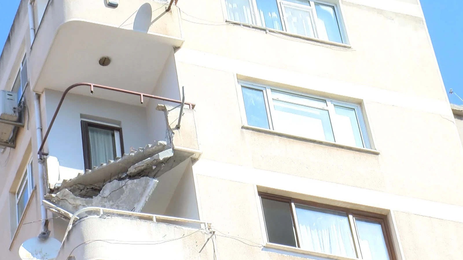 Olası bir facianın eşiğinden dönüldü; İstanbul'da 9 katlı binada balkon çöktü