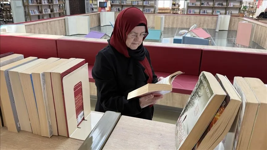 "Terapi gibi geliyor" dediği kitap okumaktan 57 yıldır kopamıyor