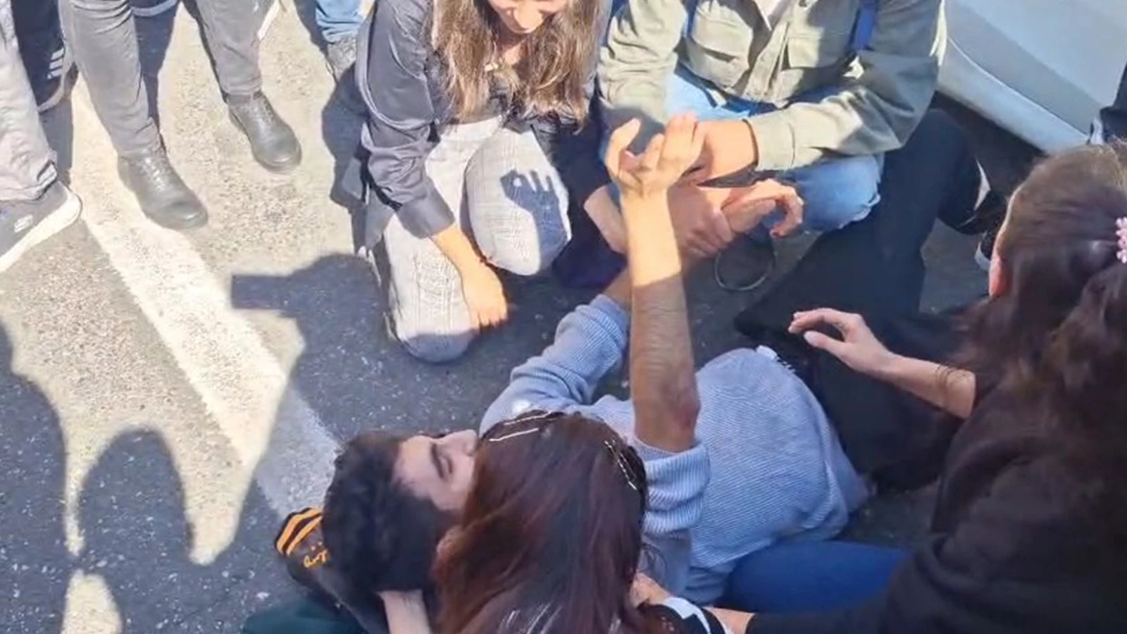 Rojin Kabaiş yürüyüşünde öğrenciye araba çarptı