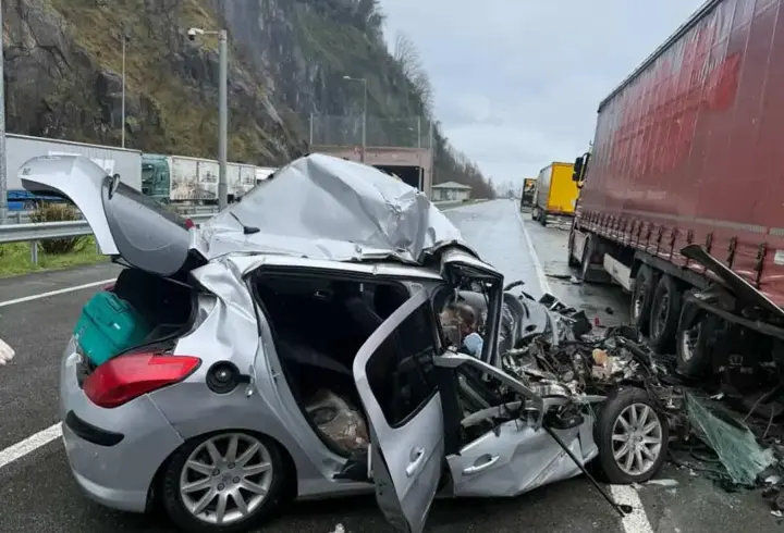 Artvin'de otomobil, TIR'a çarptı; 2 ölü, 1 yaralı