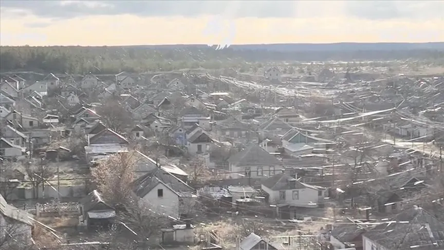 Ukrayna, cephe kenti Lyman'da FPV dron kablolarının evleri yoğun şekilde sardığı görüntüleri paylaştı