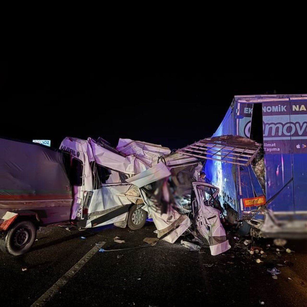 Tarsus'ta minibüs TIR'a çarptı: 3 ölü, 16 yaralı
