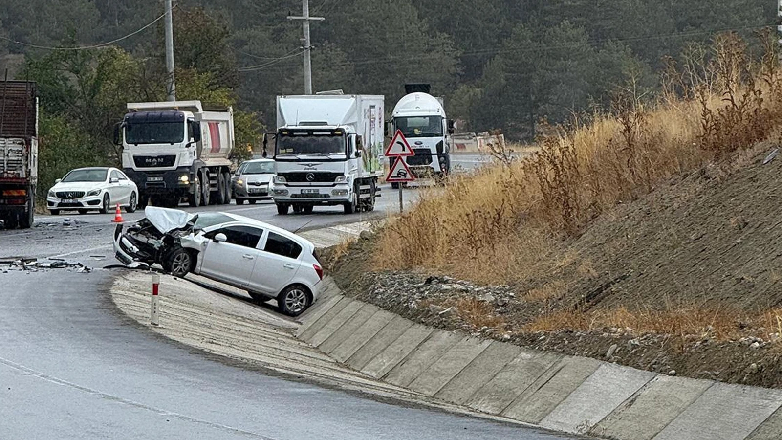 Bolu'da 3 araç birbirine girdi: Yaralılar var