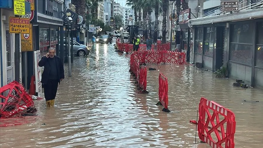 İzmir'de kuvvetli sağanak nedeniyle bazı iş yerlerini su bastı