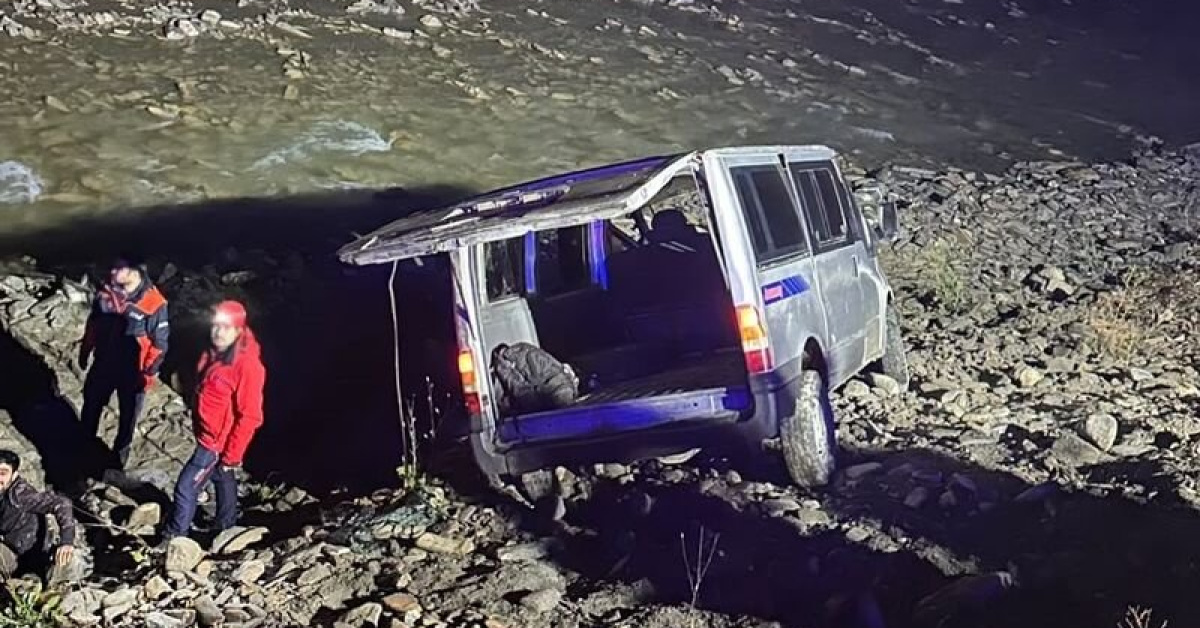 Hakkari'de Kaçak Göçmenleri Taşıyan Minibüs Devrildi: 20 Yaralı - Habertürk Son Dakika
