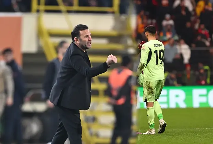 Alanyaspor – Galatasaray maçında gerginlik! Okan Buruk’tan tepki, kırmızı kart…