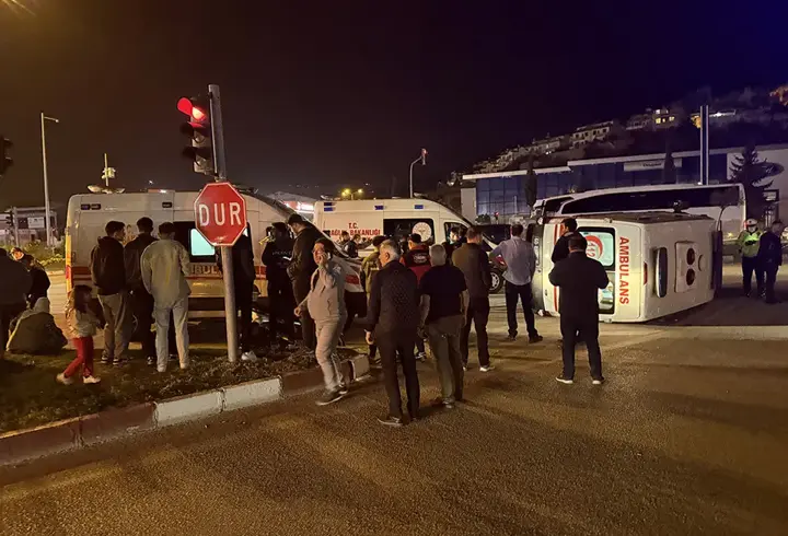 Ambulans ciple çarpıştı: 3 sağlık personeli yaralı