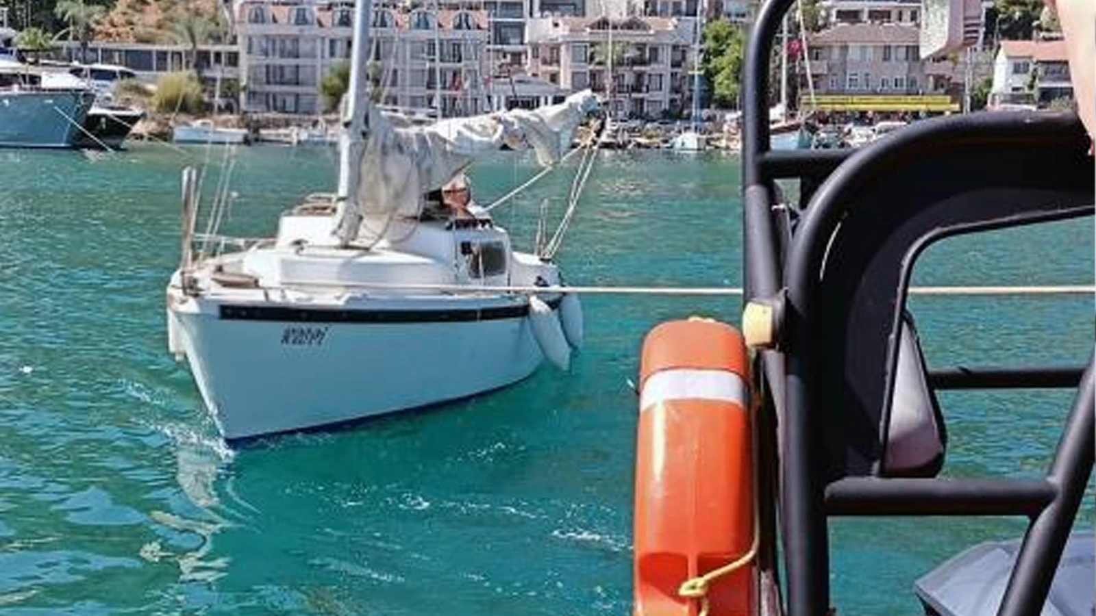 Motor arızası yapan ve sürüklenen yelkenli tekne kurtarıldı
