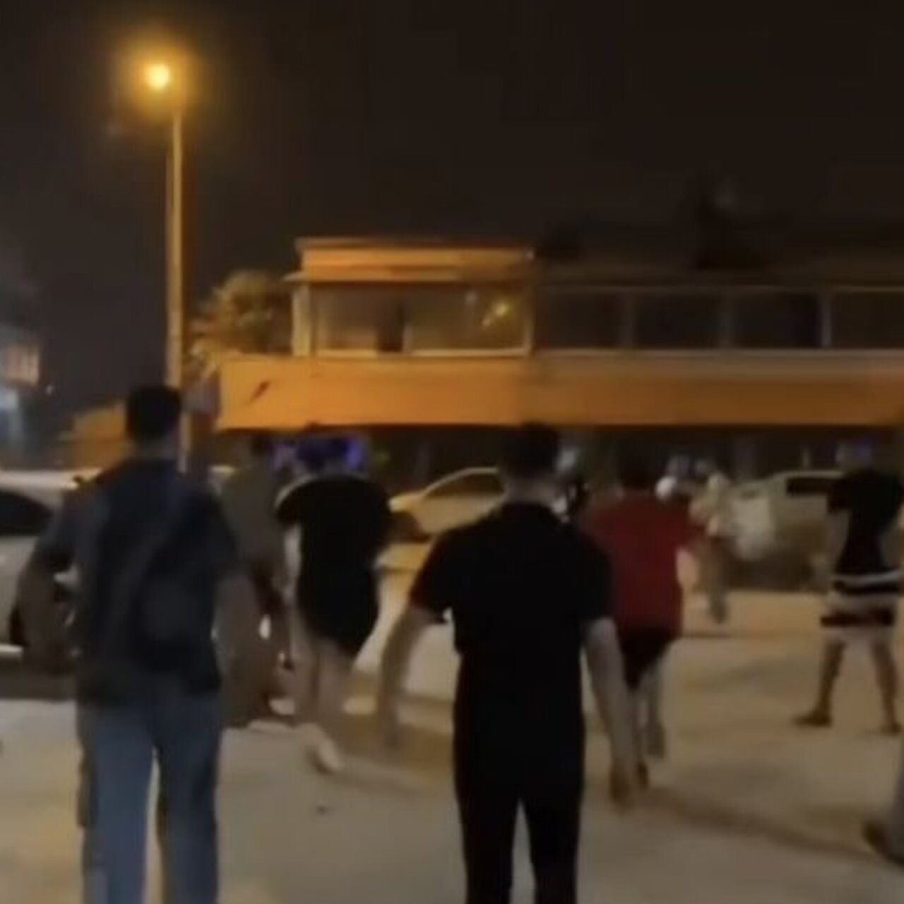 Parkta vatandaşlara ve polislere bıçak çeken 4 şüpheli yakalandı