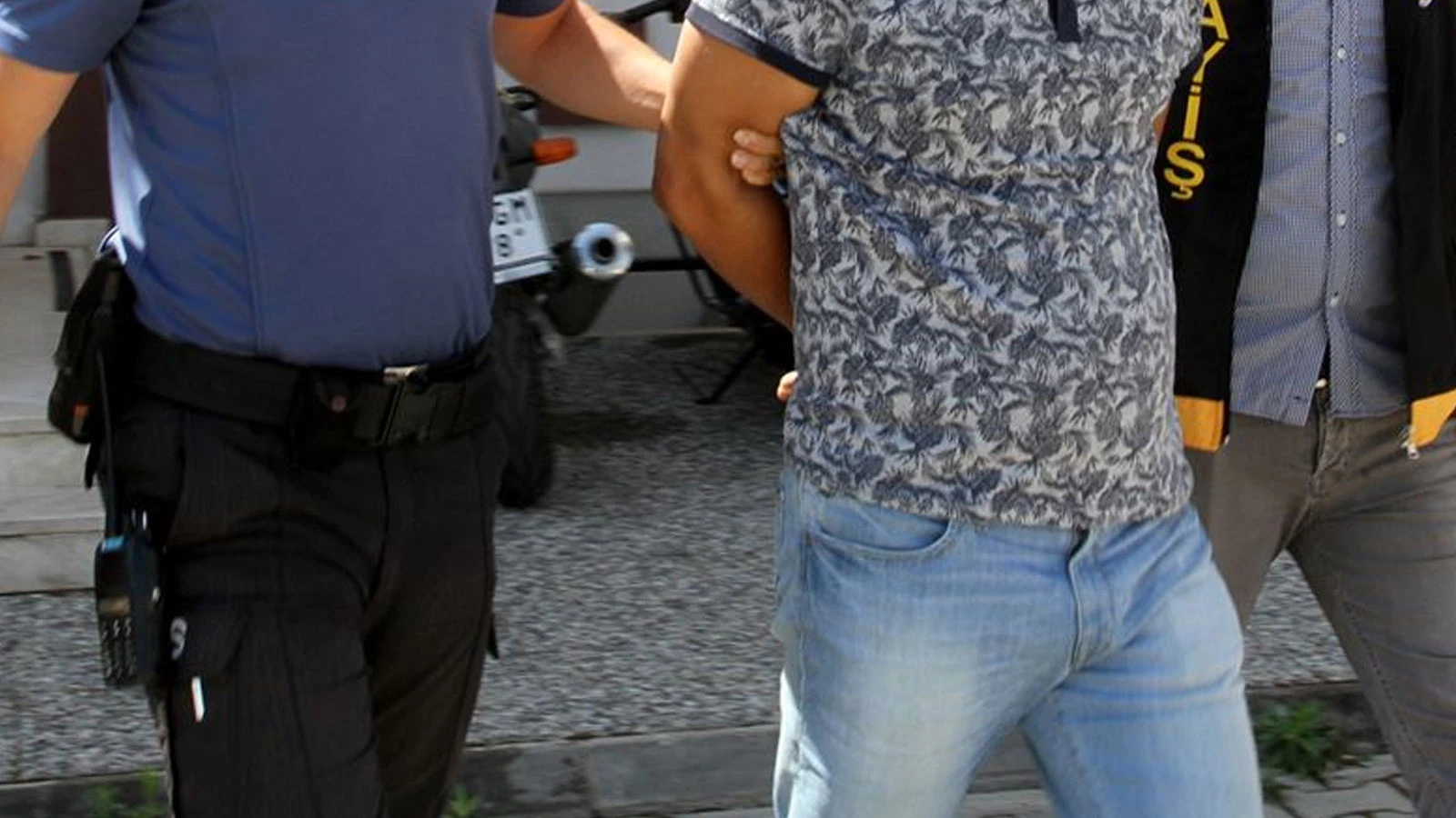 Gaziosmanpaşa'da firari hükümlü dehşet saçtı! Husumetlisini evinin önünde öldürdü