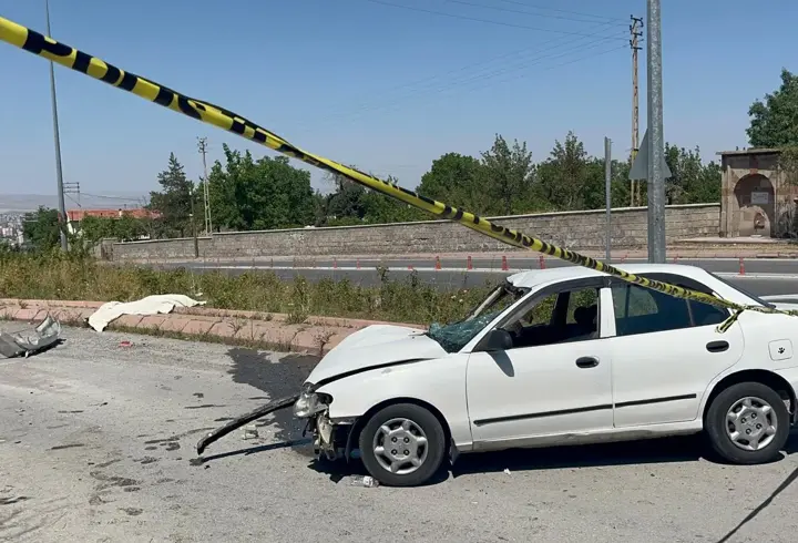 Otomobilin çarptığı yaya öldü, sürücü yaralandı