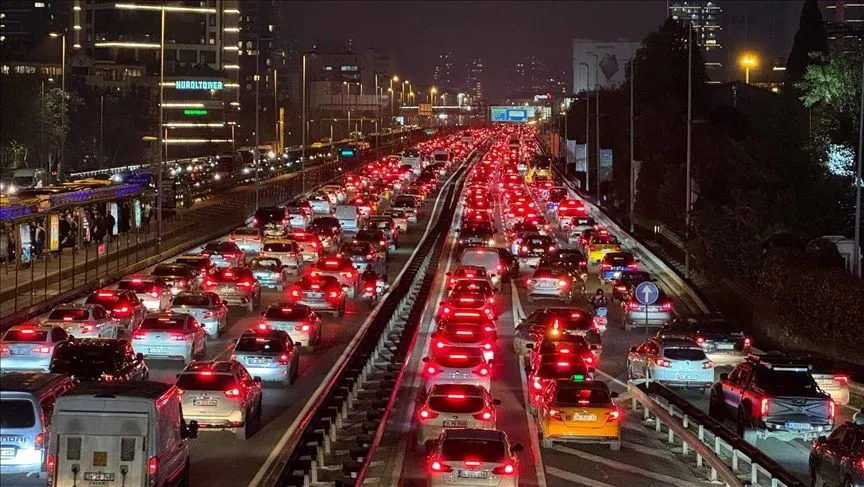 İstanbul'da akşam saatlerinde trafik yoğunluğu yüzde 83'e çıktı