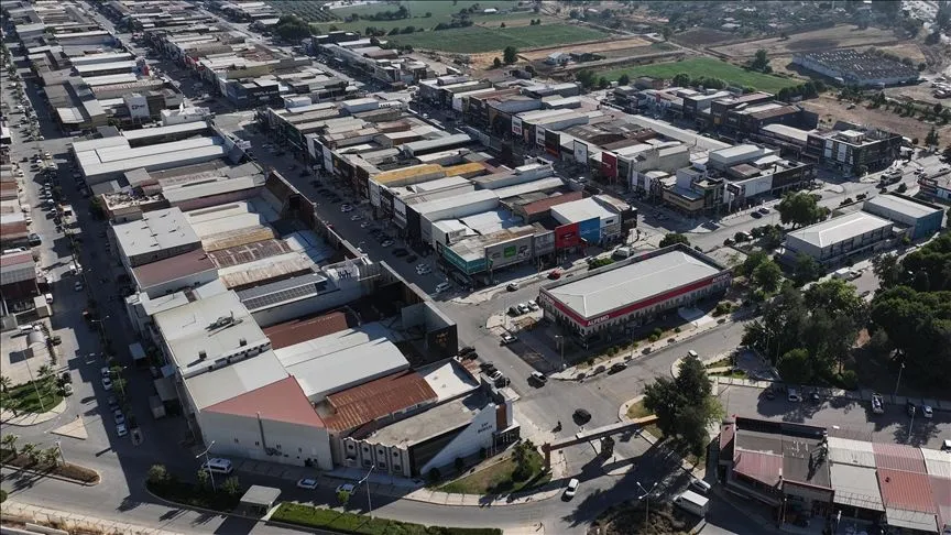 İzmir'de esnaf ekmek teknelerini alevlerden korumak için sabahladı