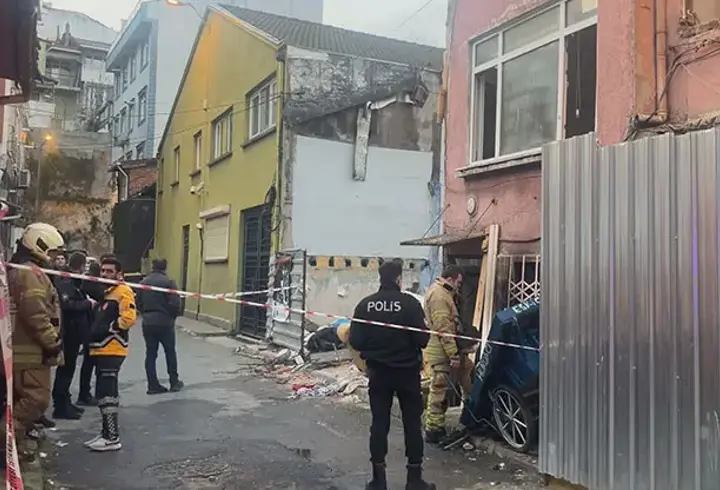 Beyoğlu'nda 2 katlı evde yangın çıktı; 2 yaşındaki bebek hayatını kaybetti