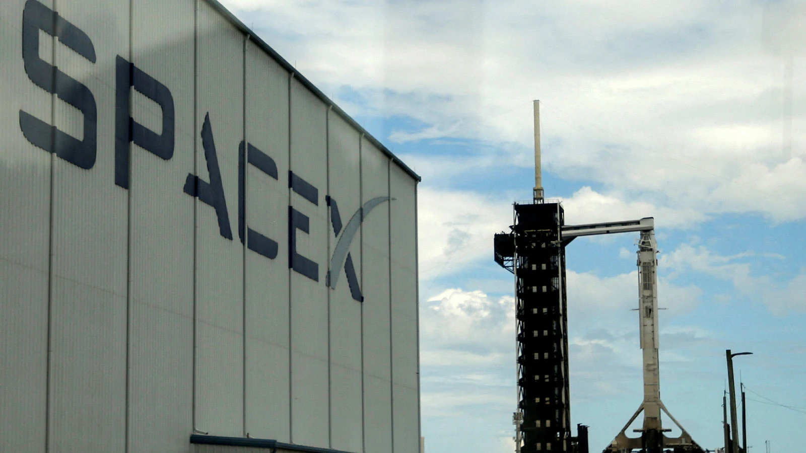 Elon Musk'ın SpaceX'i Nasdaq'ta halka arz olmayı değerlendiriyor