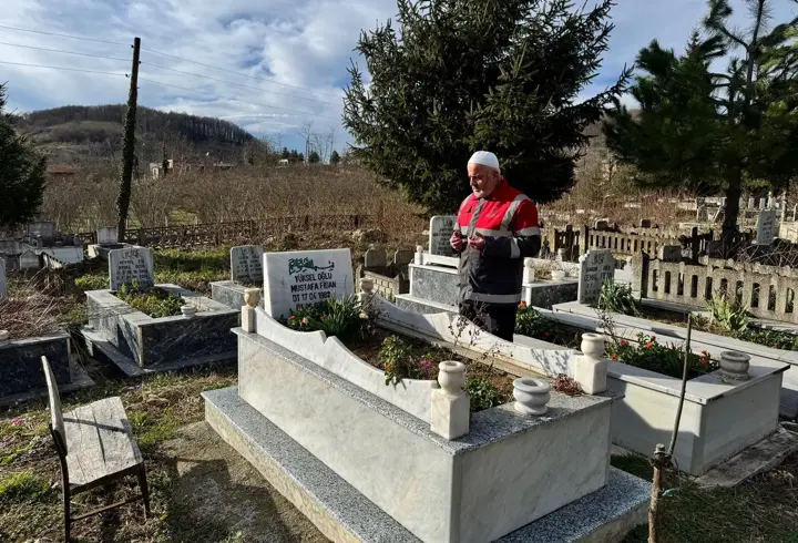 6 Şubat depremlerinde hayatlarını kaybedenler mezarı başında anıldı