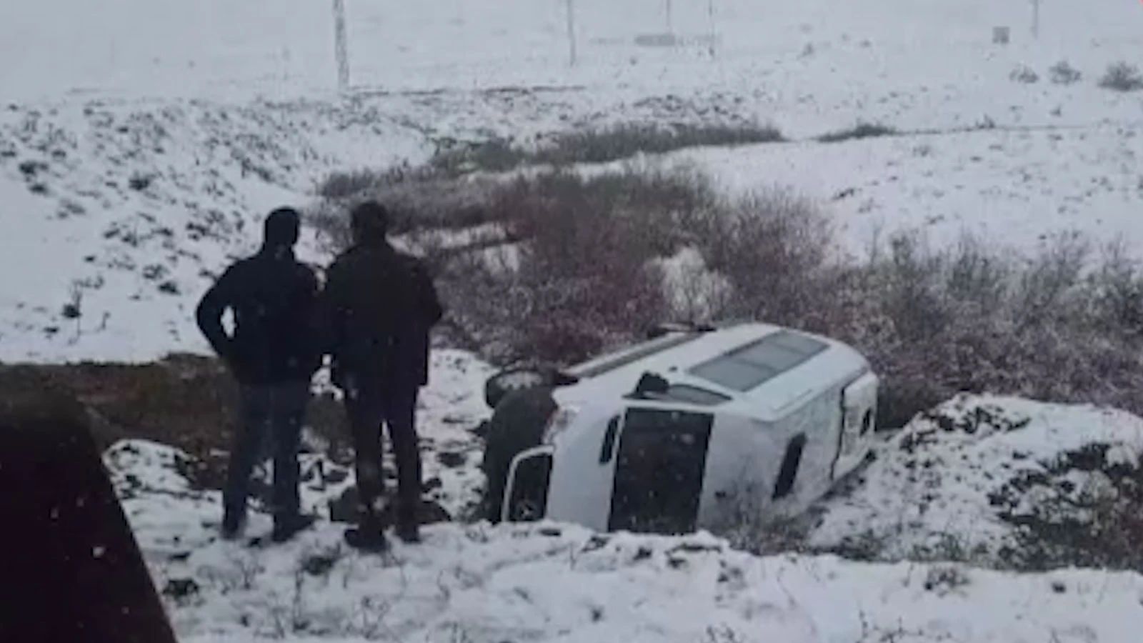 Bingöl’de işçileri taşıyan minibüs şarampole yuvarlandı: 2’si ağır 9 yaralı