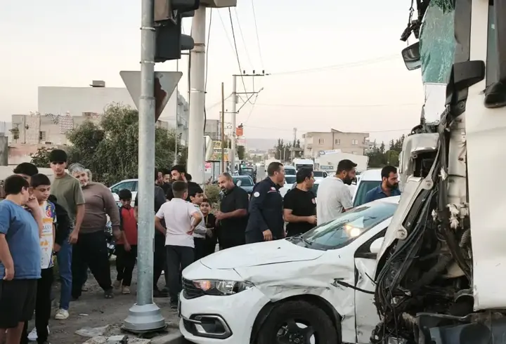 Mardin'de TIR'la çarpışan otomobilin sürücüsü yaralandı