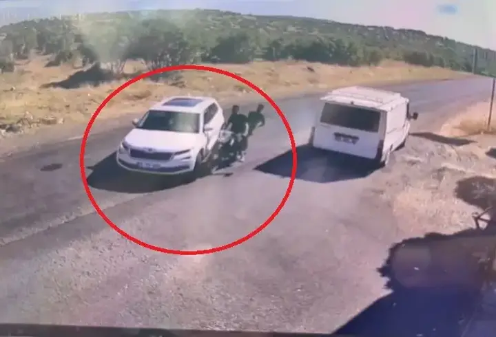 Motosikletin otomobile çarpıştığı kaza kamerada; 2 yaralı