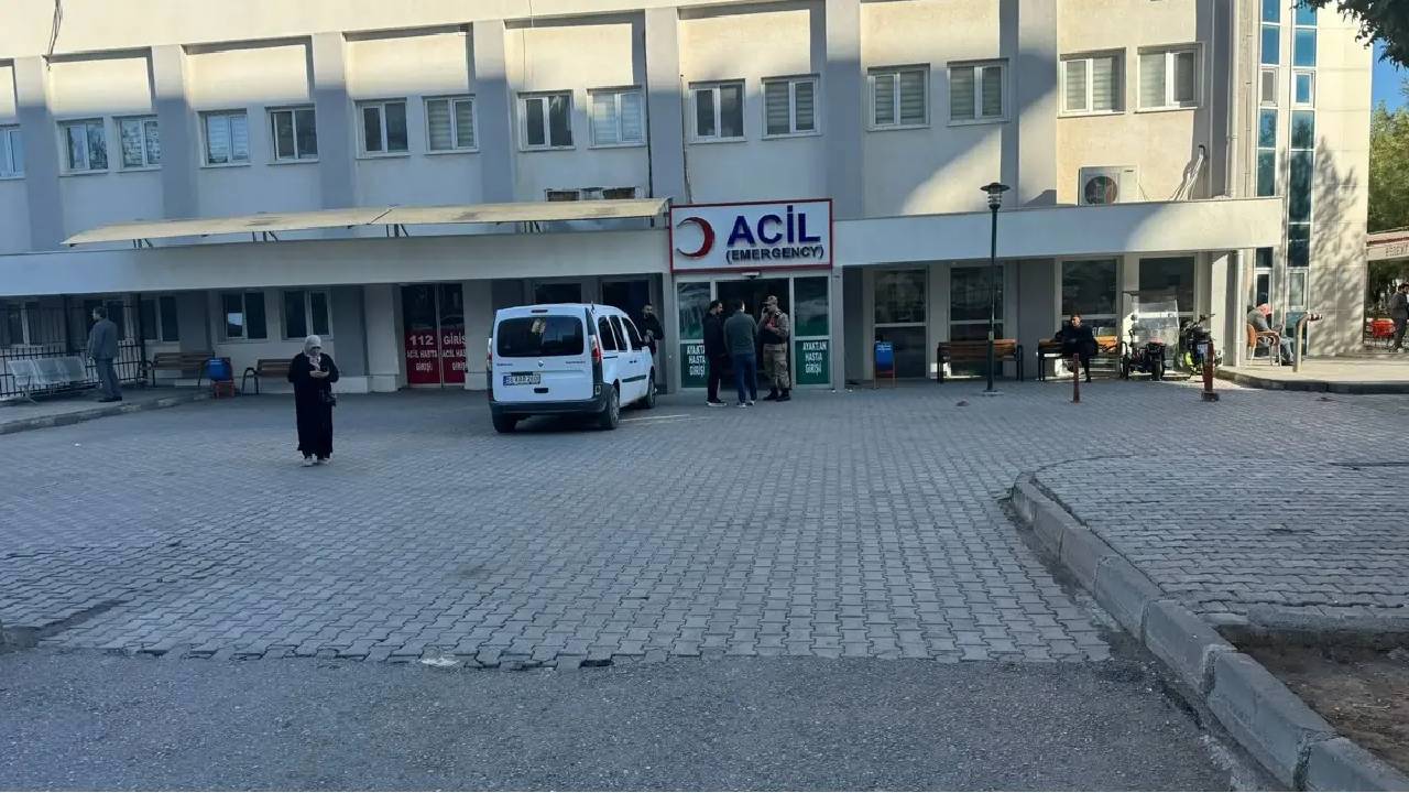 Siirt'te Gıda Zehirlenmesi İddiası: 19'u Öğrenci, Biri Çocuk 22 Kişi Hastaneye Kaldırıldı