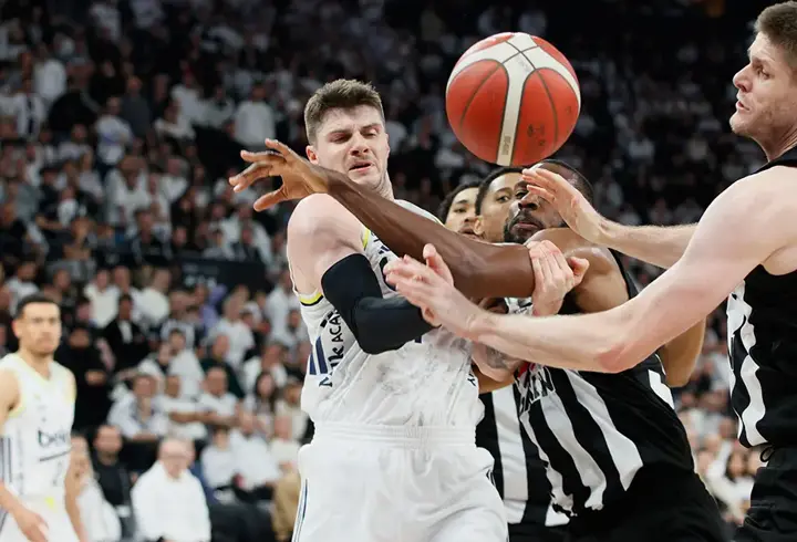 Potadaki derbide Fenerbahçe, Beşiktaş’ı deplasmanda geçti