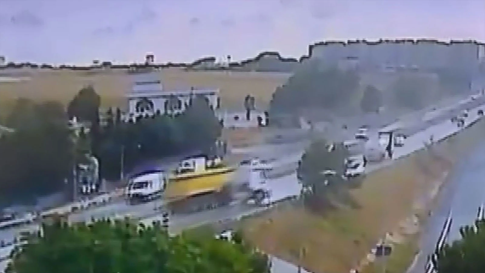 Büyükçekmece'de devrilen kamyon nedeniyle D-100 kara yolu Ankara istikameti ulaşıma kapandı