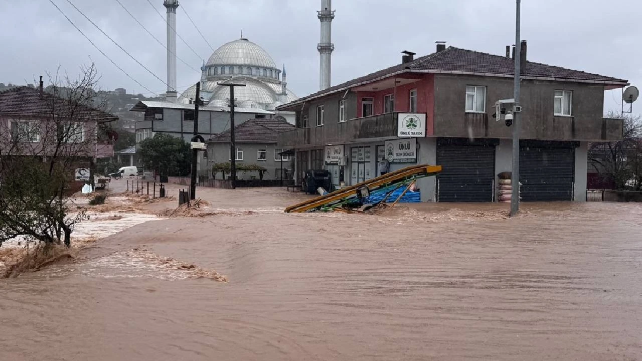 Kocaeli'de Şiddetli Sağanak: Okullar Yarın Da Tatil Edildi