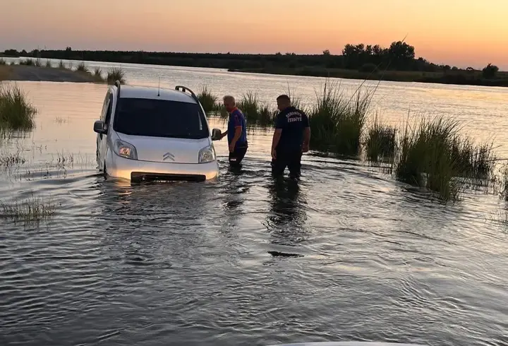 Osmaniye’de ırmak sularının yükselmesi mahsur kalan araç kurtarıldı