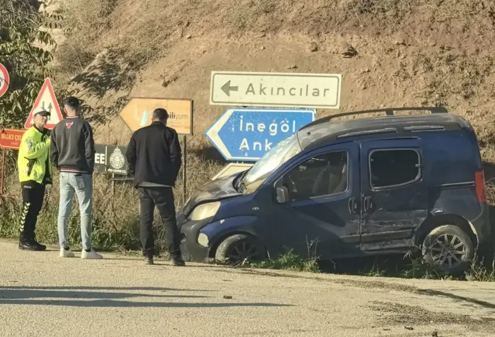 İnegöl’de iki hafif ticari aracın çarpıştığı kazada 5 kişi yaralandı
