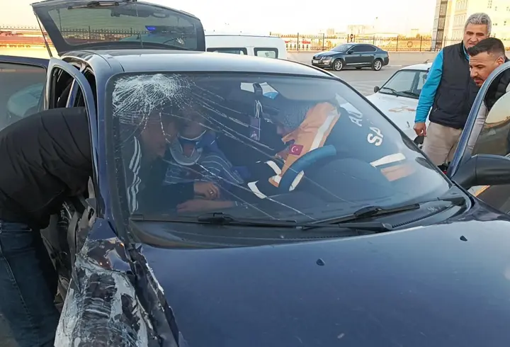 Otomobil aydınlatma direğine çarptı: 2 yaralı 