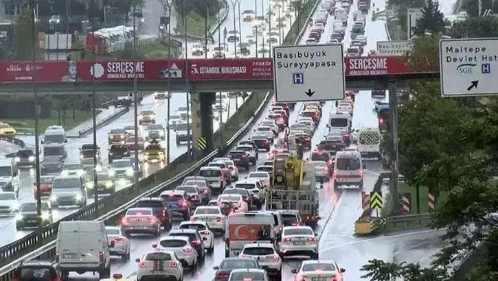 İstanbul'da Sabah Trafiği Kilitlendi! Vatandaşlar İşe Gitmekte Zorlandı