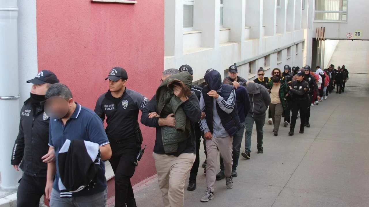 Müteahhitleri 19 milyon lira dolandıran şebeke çökertildi: 23 ilde dev operasyon