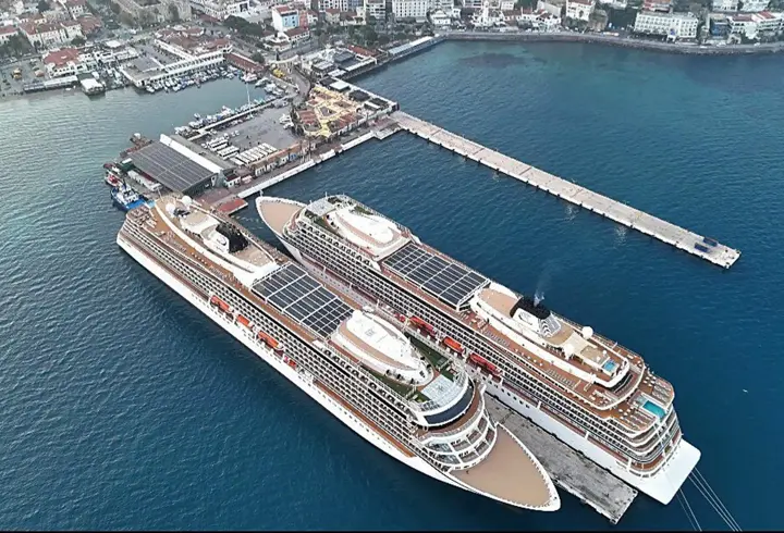 Kuşadası'na iki kruvaziyerle denizden 1748 turist geldi