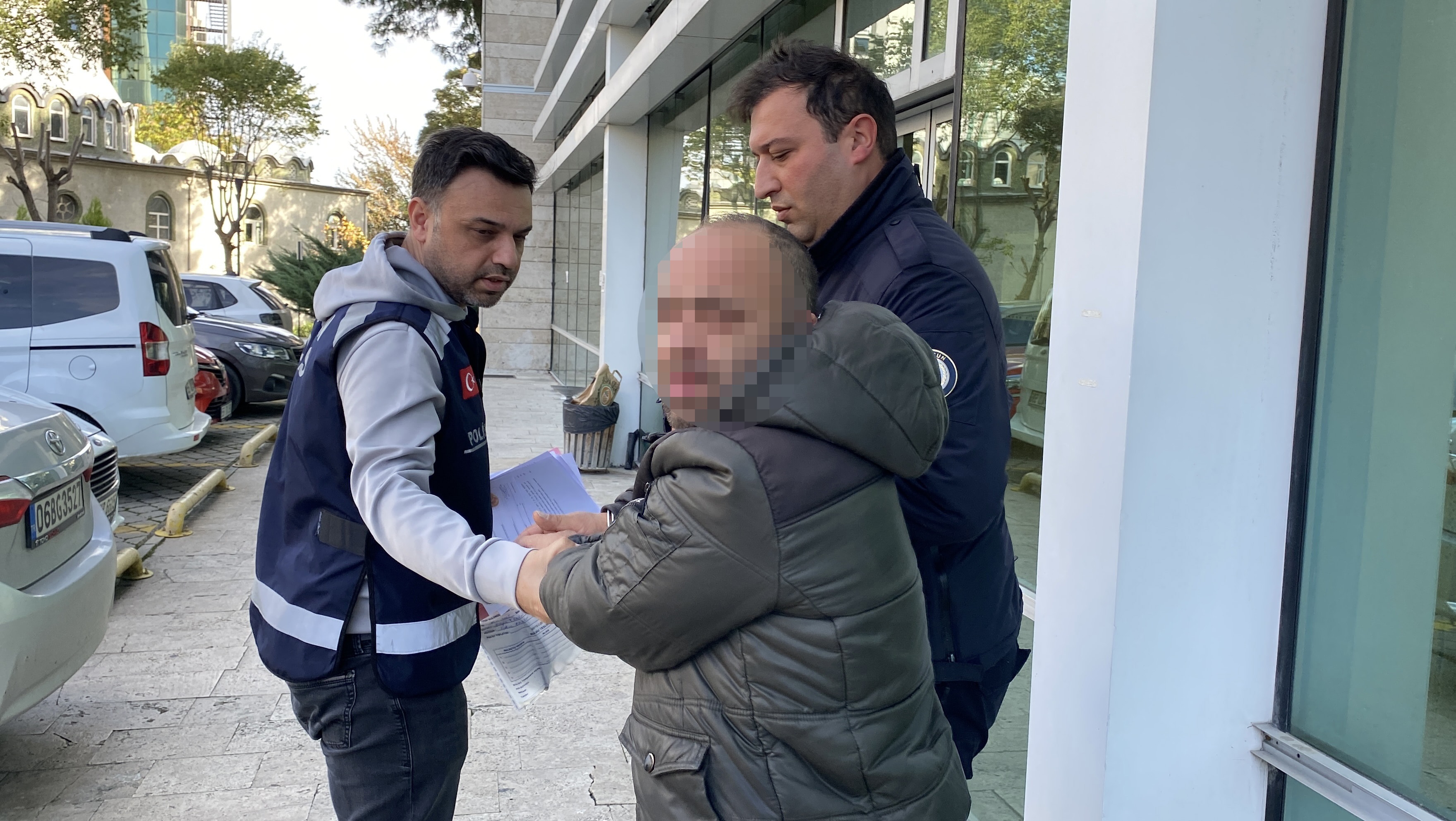 Eşini ve çocuklarını ütüyle darbetti