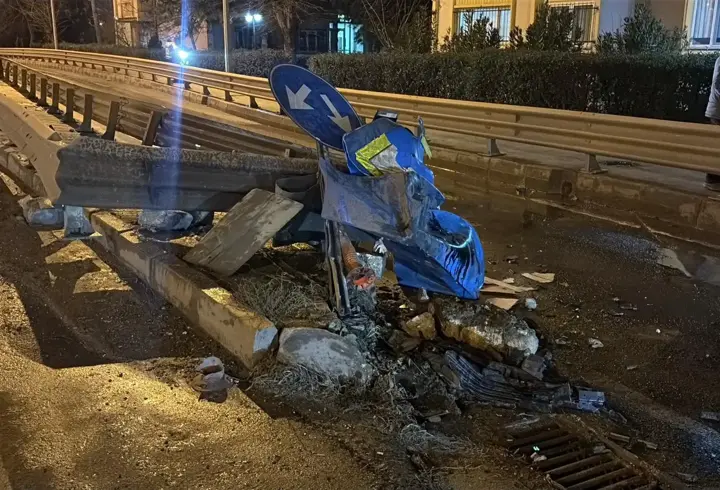 Alkollü sürücünün kullandığı araç refüje çarptı, 1 yaralı
