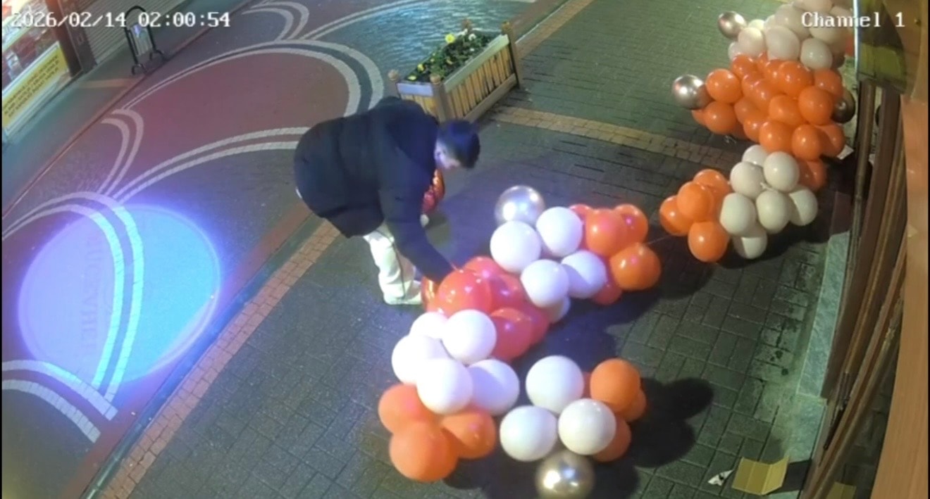 14 Şubat süslerine nefret kustu: Balonların üzerinde zıpladığı anlar kamerada