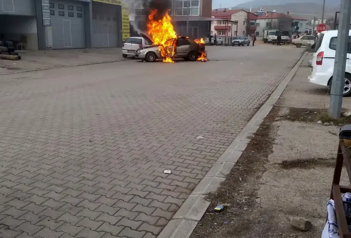 Otomobilin alev alev yandığı anlar kamerada
