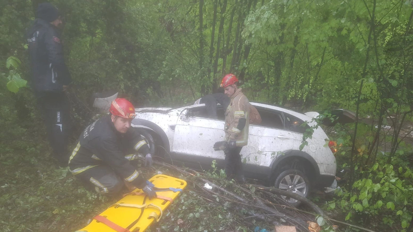 Yoldan çıkan araç ormana uçtu: Sürücü öldü 2'si çocuk 3 kişi yaralandı
