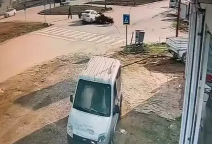 Otomobilin keçi sürüsüne çarptığı kaza kamerada