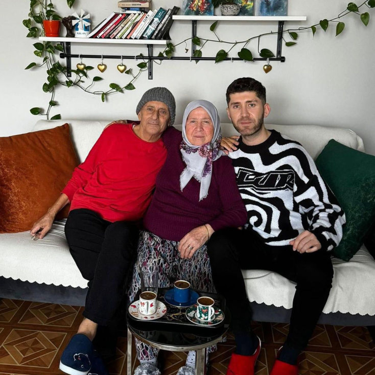 Oğlu cinayete kurban giden anneyi kahreden görüntü!