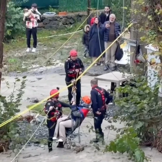 Sakarya'da Dere Taştı, Köprü Yıkıldı: Mahsur Kalan İkisi Çocuk 8 Kişi Halatla Kurtarıldı