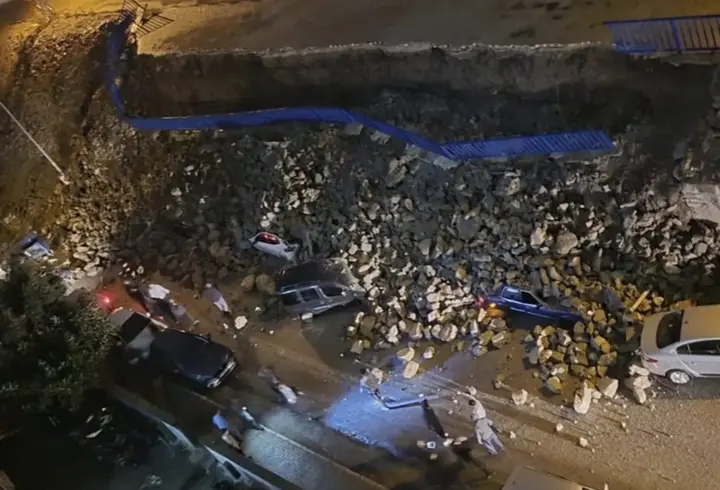 İstinat duvarının park halindeki araçların üstüne çöktüğü anlar kamerada
