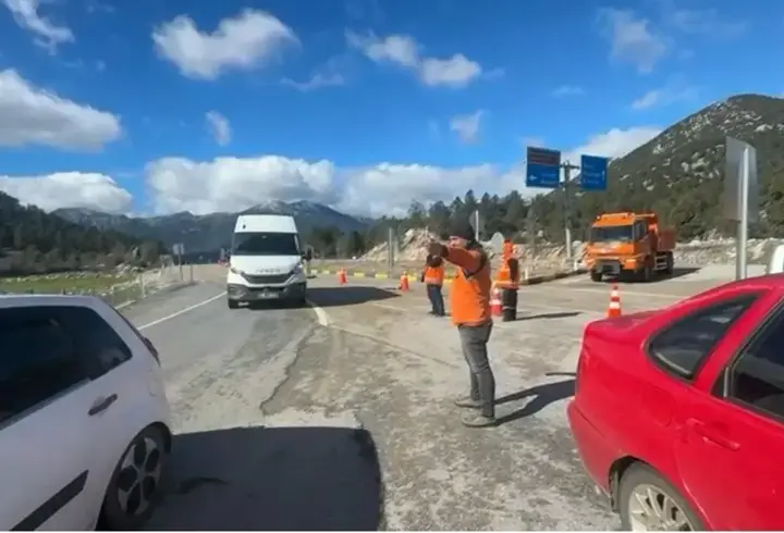Sağanak felaketi ulaşımı vurdu! Antalya-Konya Yolu göle döndü
