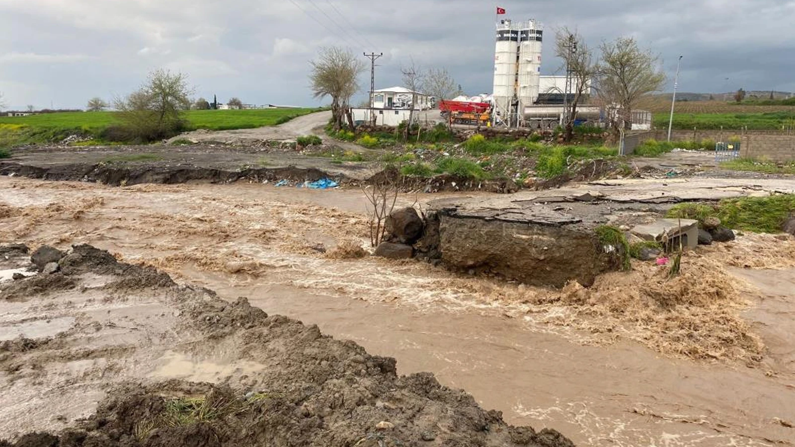 Osmaniye'de yağış felaketi: Yollar kapandı, ulaşım aksadı