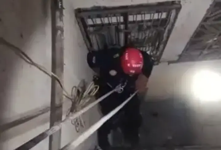 Kayseri itfaiyesi, havalandırma boşluğunda mahsur kalan kediyi kurtardı