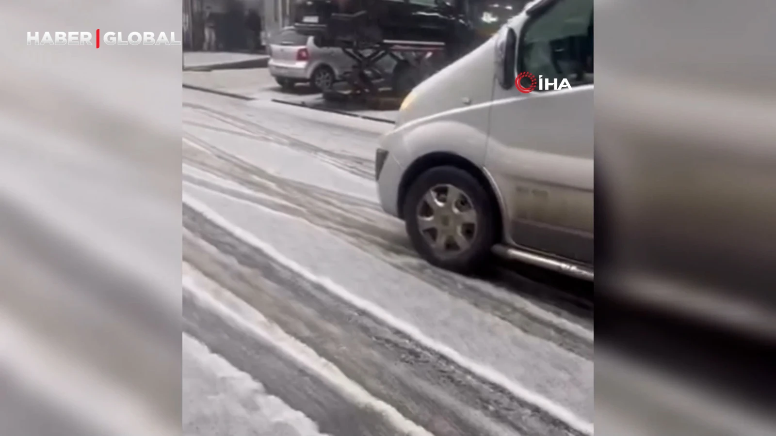 Doluyla kaplanan Sultangazi'de sürücüler zor anlar yaşadı